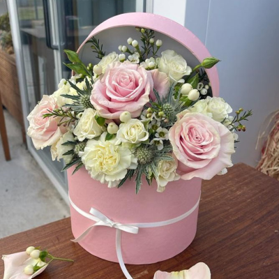 Olivia - A stunning arrangement of luxurious flowers in a white & cream colourway. Made to impress in a stylish hat box.